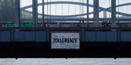 frühere Zollgrenze zwischen der Eisenbahnbrücke und der Freihafenelbbrücke